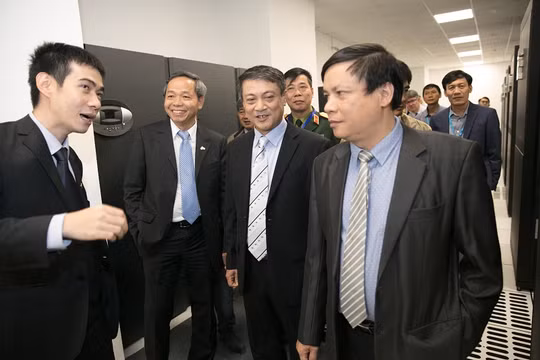 Thứ trưởng Bộ TT-TT Phạm Hồng Hải thăm Data Center đạt tiêu chuẩn PCI DSS của CMC Telecom. Ảnh: MIC