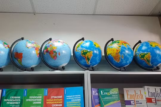 Quả địa cầu vẽ sai lệch bản đồ Việt Nam được bày bán ở cửa hàng số 26 đường Mayakovs'koho thành phố Kiev (Ukraine) (ảnh: Hồ Sỹ Trúc)