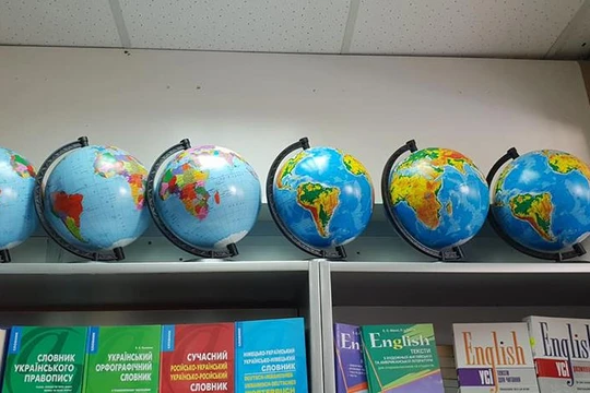 Quả địa cầu vẽ sai lệch bản đồ Việt Nam được bày bán ở cửa hàng số 26 đường Mayakovs'koho thành phố Kiev (Ukraine) (ảnh: Hồ Sỹ Trúc)