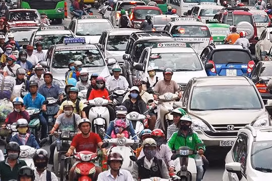 Lượng người đổ về Hà Nội và TP.HCM những ngày này rất đông, khiến giao thông nhiều nơi rơi vào tình trạng ùn tắc cục bộ. Ảnh: VGP.