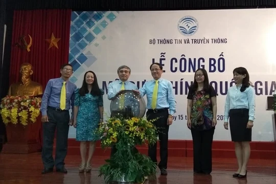 Thứ trưởng Nguyễn Minh Hồng, Đại diện VnPost và các khách mời thực hiện nghi thức khai trương Cổng thông tin điện tử tra cứu Mã bưu chính quốc gia.