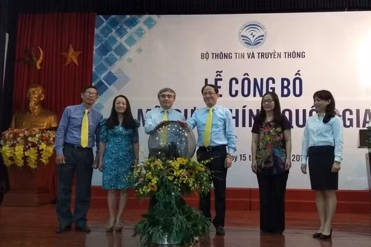 Thứ trưởng Nguyễn Minh Hồng, Đại diện VnPost và các khách mời thực hiện nghi thức khai trương Cổng thông tin điện tử tra cứu Mã bưu chính quốc gia.