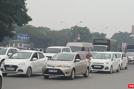 cuộc tuần hành diễn ra khá trật tự, không làm ảnh hưởng giao thông vào giờ cao điểm sáng đầu tuần. 