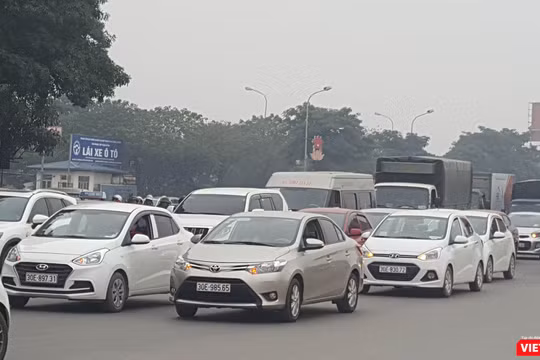 cuộc tuần hành diễn ra khá trật tự, không làm ảnh hưởng giao thông vào giờ cao điểm sáng đầu tuần. 