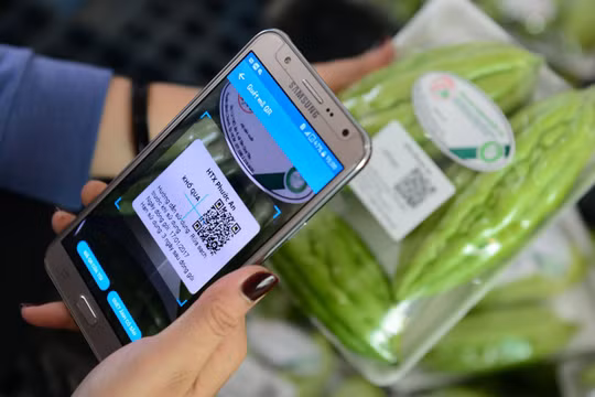 Tới đây, người tiêu dùng tại Hà Nội có thể sử dụng ứng dụng trên điện thoại thông minh quét mã QR code trên thực phẩm để truy xuất nguồn gốc. Ảnh: UBND TP. Hà Nội.