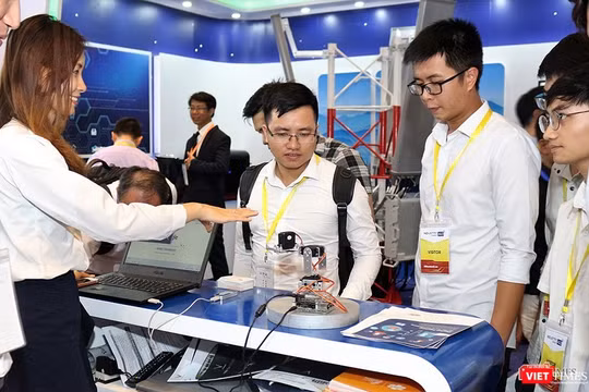 Màn trình diễn khả năng mô phỏng động tác con người của robot.