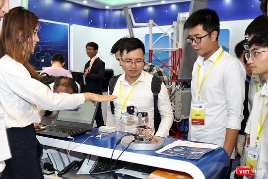 Màn trình diễn khả năng mô phỏng động tác con người của robot.