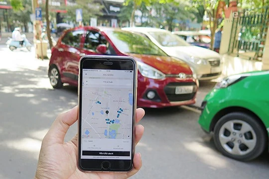 Các hãng taxi truyền thống cho rằng Uber, Grab đang cạnh tranh thiếu lành mạnh, phá giá thị trường. Ảnh: Bộ Công thương