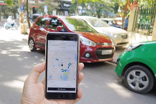 Các hãng taxi truyền thống cho rằng Uber, Grab đang cạnh tranh thiếu lành mạnh, phá giá thị trường. Ảnh: Bộ Công thương