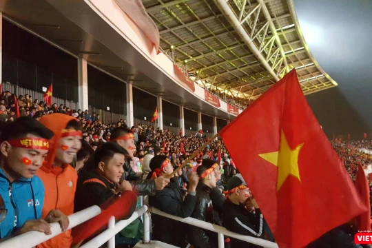 SVĐ Mỹ Đình kín chỗ từ rất sớm với một màu đỏ rực của lá Quốc kỳ.