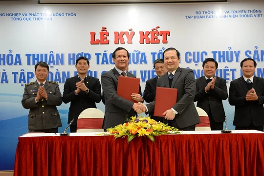 Ông Nguyễn Ngọc Oai - Quyền Tổng cục trưởng Tổng cục Thủy sản và ông Phạm Đức Long, Tổng giám đốc Tập đoàn VNPT ký kết Thỏa thuận hợp tác giữa hai bên. Ảnh: Thúy Quỳnh.