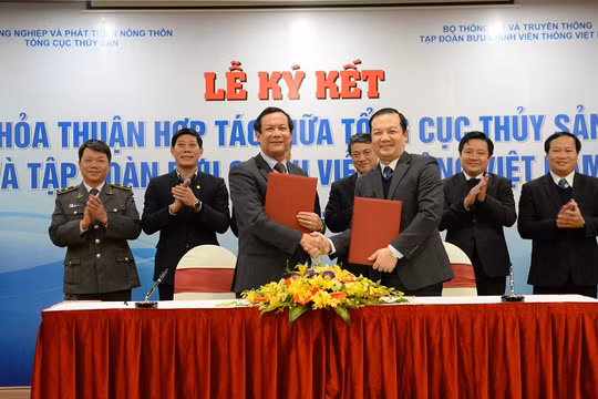 Ông Nguyễn Ngọc Oai - Quyền Tổng cục trưởng Tổng cục Thủy sản và ông Phạm Đức Long, Tổng giám đốc Tập đoàn VNPT ký kết Thỏa thuận hợp tác giữa hai bên. Ảnh: Thúy Quỳnh.