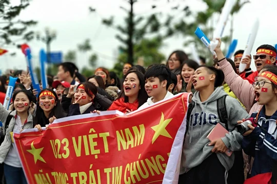 Khắp các cả đường, ở khu vực Cầu Nhật Tân - Sân bay Nội Bài, dòng người hâm mộ đổ đến mỗi lúc một đông.