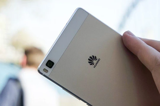 Người sử dụng cần để chế độ tự động cập nhật bản vá mới nhất của nhà sản xuất để tránh khả năng bị tấn công khai thác khi thiết bị có lỗ hổng. Ảnh minh họa: Cnet