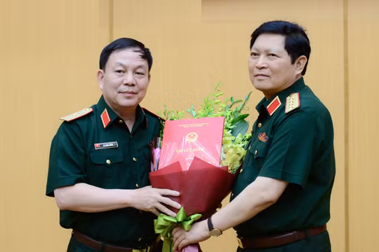 Đại tướng Ngô Xuân Lịch, thay mặt Thường vụ Quân ủy Trung ương, trao quyết định giao nhiệm vụ cho Thiếu tướng Lê Đăng Dũng.