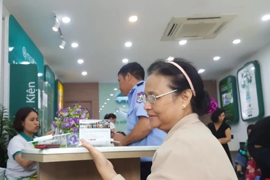 Trong sáng nay (23/4), nhiều người đã đến đợi từ sớm nhưng đến gần giờ trưa vẫn chưa thể hoàn thiện được thông tin.