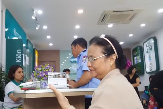 Trong sáng nay (23/4), nhiều người đã đến đợi từ sớm nhưng đến gần giờ trưa vẫn chưa thể hoàn thiện được thông tin.