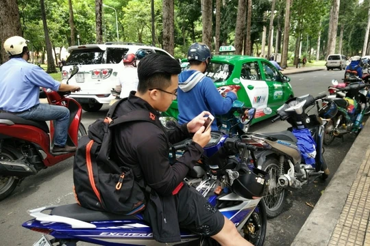 Đến hết năm 2017, điện thoại thông minh (smartphone) đã tiếp cận được với 42% dân số Việt Nam. Ảnh: brandsvietnam.com