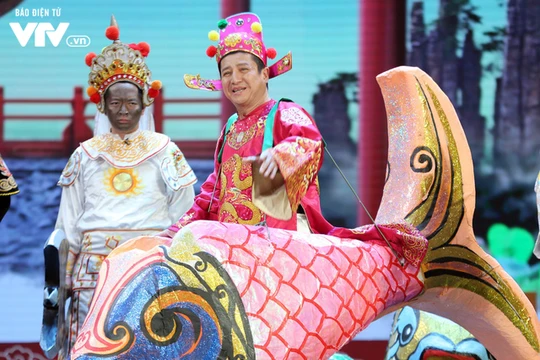 "Táo" Chí Trung lên chầu với phương tiện cá chép hết sức rực rỡ.