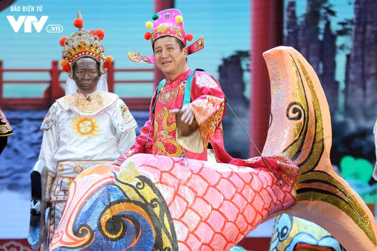 "Táo" Chí Trung lên chầu với phương tiện cá chép hết sức rực rỡ.