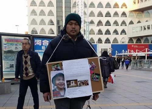 Bố bé Nhật Linh vẫn hàng ngày đến các điểm công cộng của Nhật Bản kêu gọi chữ ký để pháp luật được thực thi. Ảnh: Facebook của mẹ Nhật Linh.