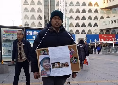 Bố bé Nhật Linh vẫn hàng ngày đến các điểm công cộng của Nhật Bản kêu gọi chữ ký để pháp luật được thực thi. Ảnh: Facebook của mẹ Nhật Linh.