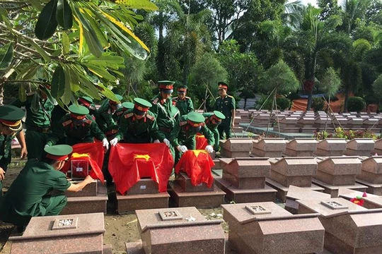 Lễ truy điệu và cải táng 7 hài cốt liệt sĩ vô danh tại Bến Tre, vào tháng 7/2017.