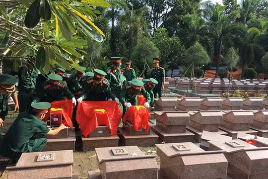 Lễ truy điệu và cải táng 7 hài cốt liệt sĩ vô danh tại Bến Tre, vào tháng 7/2017.