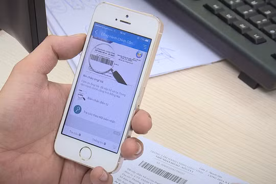 Người dân tra cứu thủ tục hành chính công trên mạng xã hội Zalo.