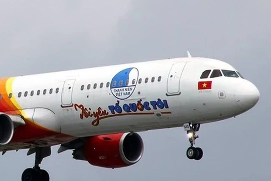 Màn trình diễn phản cảm diễn ra trên chuyên cơ "Tôi yêu Tổ quốc tôi" đưa đoàn đội tuyển U23 Việt Nam từ Thường Châu về Hà Nội chiều 28/1. Ảnh: TTXVN