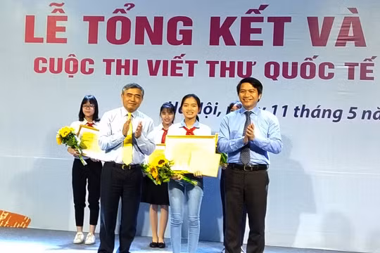 Thứ trưởng Bộ Thông tin Truyền thông Nguyễn Minh Hồng và đại diện Ban Tổ chức trao giải Nhất cho em Nguyễn Thị Bạch Dương (trường Nguyễn Trãi, Nam Sách, Hải Dương).