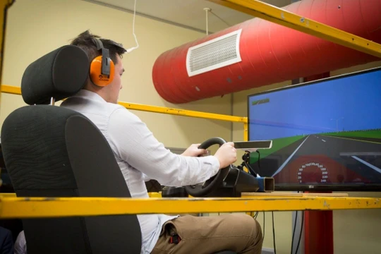 Tình nguyện viên trên một hoạt động ảo mô phỏng trải nghiệm lái xe.