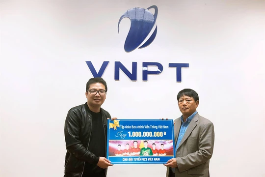 Phó Tổng Giám đốc VNPT Lương Mạnh Hoàng công bố số tiền tặng thưởng 1 tỷ đồng dành cho đội tuyển U23 Việt Nam trước sự chứng kiến của đại diện báo Dân trí.