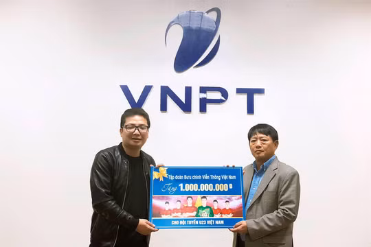 Phó Tổng Giám đốc VNPT Lương Mạnh Hoàng công bố số tiền tặng thưởng 1 tỷ đồng dành cho đội tuyển U23 Việt Nam trước sự chứng kiến của đại diện báo Dân trí.