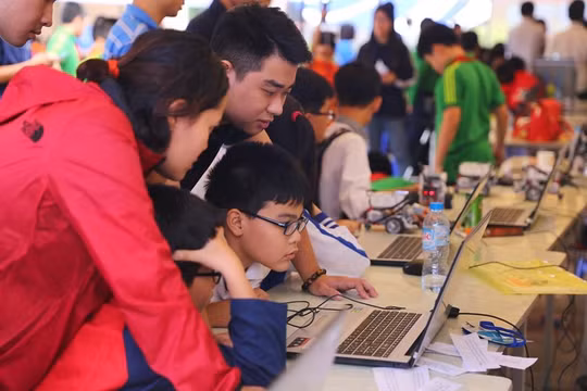 Sự tiện lợi của việc có thể trò chuyện trên cùng các ứng dụng và trang mạng xã hội mà trẻ em hiện nay đang sử dụng có thể là một cách thực tế để cha mẹ duy trì mối liên hệ tốt đẹp với con cái và giữ cho đường dây liên lạc luôn được kết nối. Ảnh minh họa: 