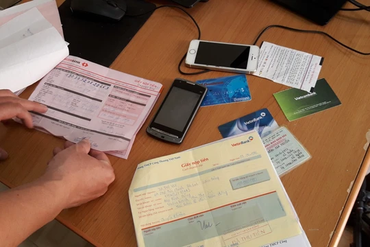 Tài liệu cơ quan công an thu được trong một vụ lừa đảo chiếm đoạt tài sản diễn ra gần đây. Ảnh: CA TPHCM