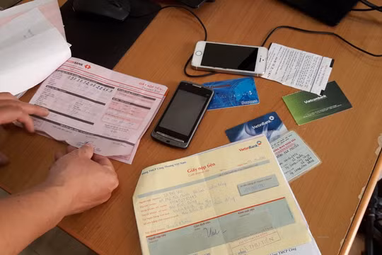 Tài liệu cơ quan công an thu được trong một vụ lừa đảo chiếm đoạt tài sản diễn ra gần đây. Ảnh: CA TPHCM