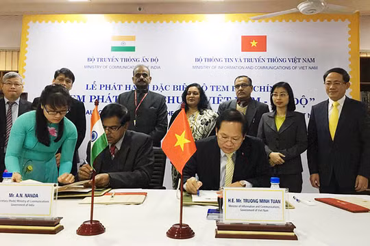 Bộ trưởng Bộ Thông tin và Truyền thông Việt Nam Trương Minh Tuấn và Thứ trưởng Bộ Truyền thông Ấn Độ A.N.Nanda thực hiện nghi thức ký phát hành bộ tem. Ảnh: Minh Đàm