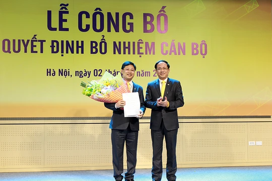 Chủ tịch HĐTV Phạm Anh Tuấn trao Quyết định bổ nhiệm Tổng giám đốc cho ông Chu Quang Hào. Ảnh: VNPost.