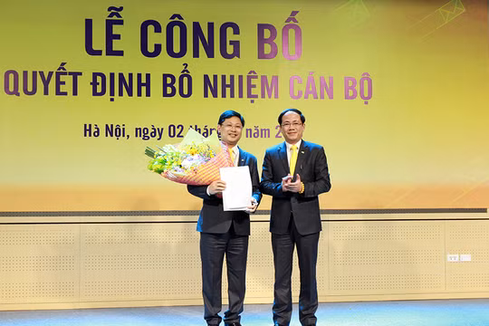 Chủ tịch HĐTV Phạm Anh Tuấn trao Quyết định bổ nhiệm Tổng giám đốc cho ông Chu Quang Hào. Ảnh: VNPost.