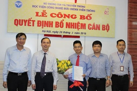 Lễ trao Quyết định bổ nhiệm chức vụ Viện trưởng Viện Kinh tế Bưu điện cho ông Trần Quang Huy.
