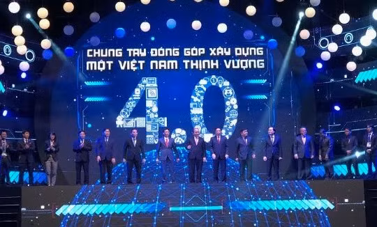 Thủ tướng cùng các đại biểu thực hiện nghi thức công bố sáng kiến Mạng lưới đổi mới sáng tạo Việt Nam.