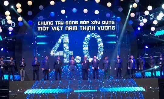 Thủ tướng cùng các đại biểu thực hiện nghi thức công bố sáng kiến Mạng lưới đổi mới sáng tạo Việt Nam.