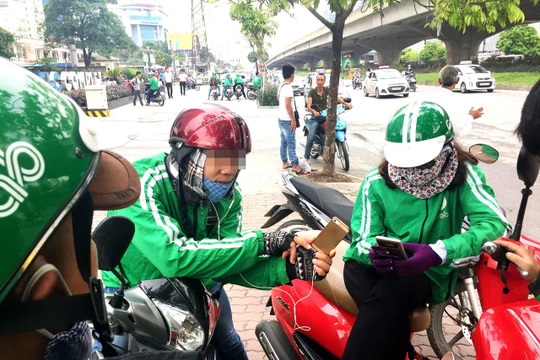  Theo Grab Việt Nam, hiện có nhiều xe ôm giả danh GrabBike, tìm cách mời, chèo kéo khách hàng đi xe không qua ứng dụng.Ảnh minh họa: Grab VN.