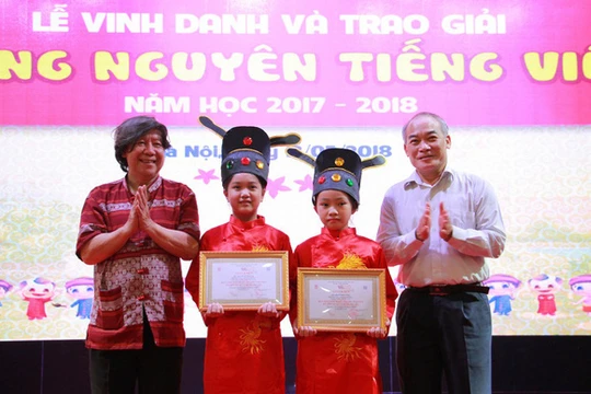 Nguyên Thứ trưởng Bộ GD&ĐT Nguyễn Vinh Hiển (ngoài cùng bên phải) và Giáo sư sử học Lê Văn Lan (ngoài cùng bên trái) trao giải cho hai "Trạng Nguyên" Nguyễn Hà Phương (thứ 2 từ trái sang) và Quách Minh Châu (thứ 3 từ trái sang).