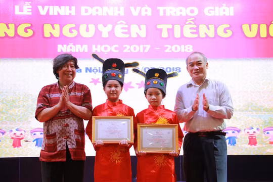 Nguyên Thứ trưởng Bộ GD&ĐT Nguyễn Vinh Hiển (ngoài cùng bên phải) và Giáo sư sử học Lê Văn Lan (ngoài cùng bên trái) trao giải cho hai "Trạng Nguyên" Nguyễn Hà Phương (thứ 2 từ trái sang) và Quách Minh Châu (thứ 3 từ trái sang).