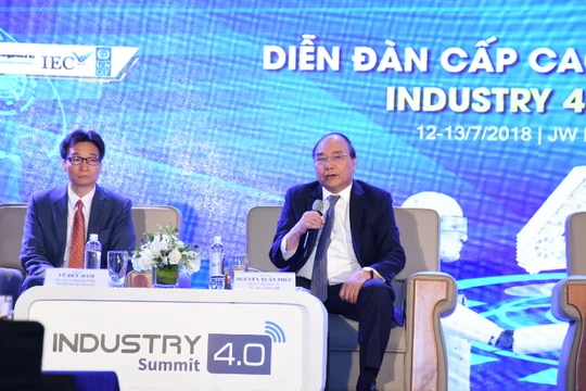 Thủ tướng Nguyễn Xuân Phúc và Phó Thủ tướng Vũ Đức Đam tham gia đối thoại tại diễn đàn.