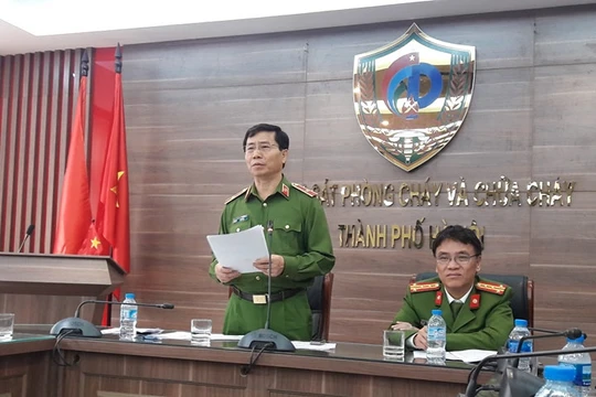 Thiếu tướng Hoàng Quốc Định - Giám đốc Cảnh sát PCCC Hà Nội thông tin tới báo chí ngày 19/3. Ảnh: CS PCCC HN.