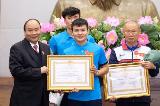 Thay mặt lãnh đạo Đảng, Nhà nước, Thủ tướng đã trao Huân chương Lao động hạng Nhất cho đội tuyển bóng đá U23 Việt Nam, Huân chương Lao động hạng Ba cho huấn luyện viên Park Hang-seo, thủ môn Bùi Tiến Dũng và tiền vệ Nguyễn Quang Hải. 
