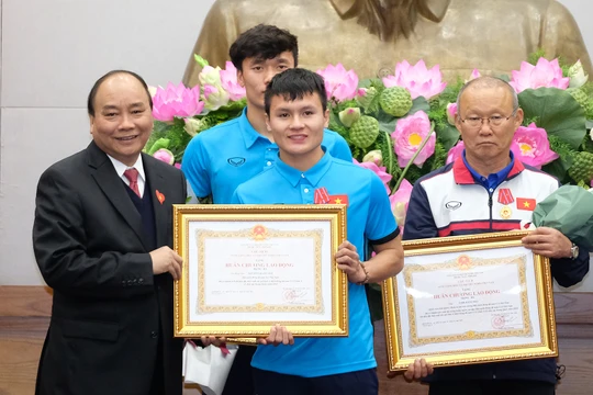 Thay mặt lãnh đạo Đảng, Nhà nước, Thủ tướng đã trao Huân chương Lao động hạng Nhất cho đội tuyển bóng đá U23 Việt Nam, Huân chương Lao động hạng Ba cho huấn luyện viên Park Hang-seo, thủ môn Bùi Tiến Dũng và tiền vệ Nguyễn Quang Hải. 